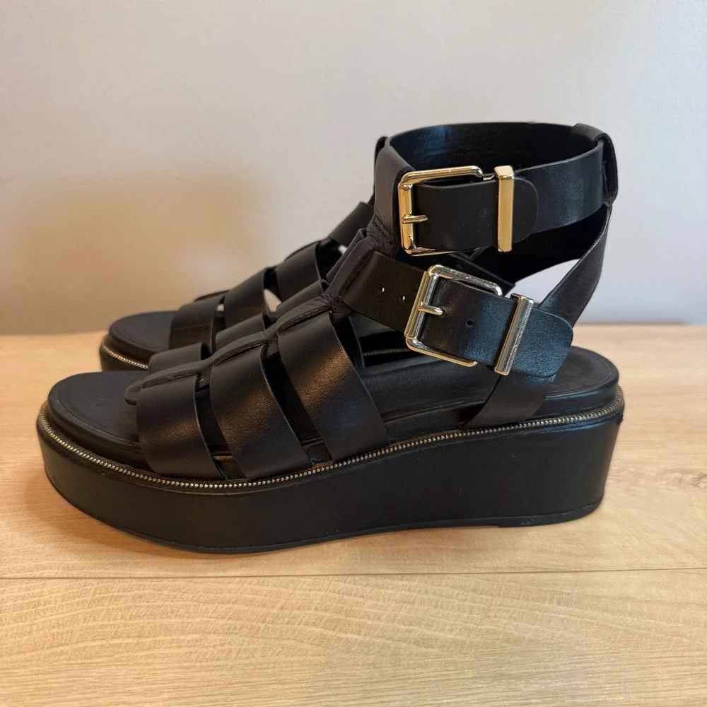 GB Gianni Bini Black Leather Gladiator Platform Sandals Gold Buckle Flatform 7